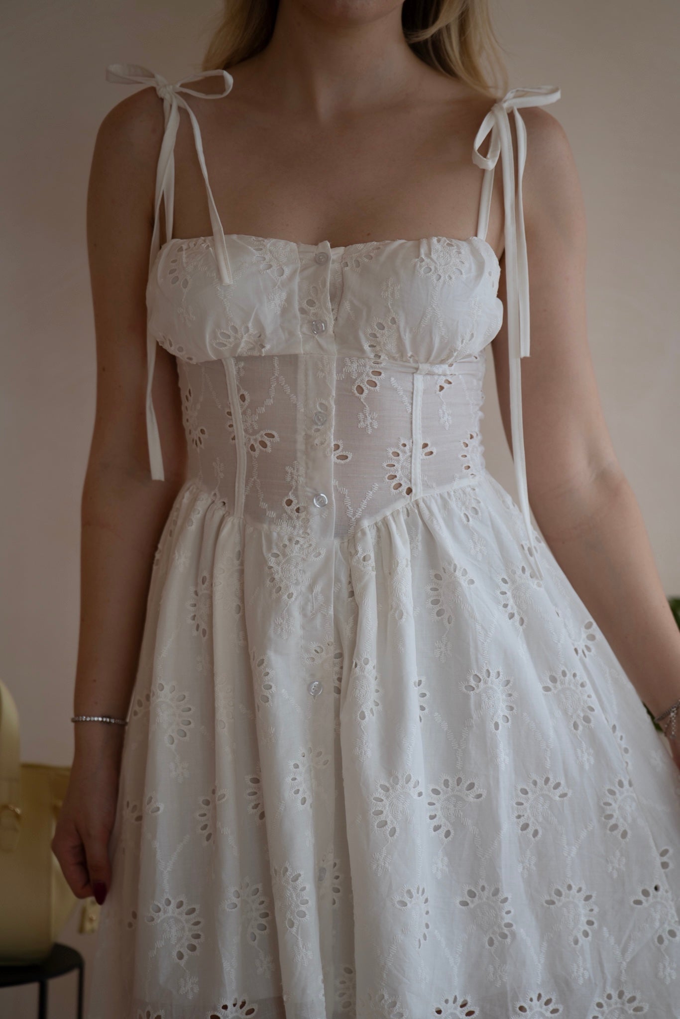 Rochie de Vără Albă Capri cu Dantelă și Fundițe la Umeri - Made in Italy