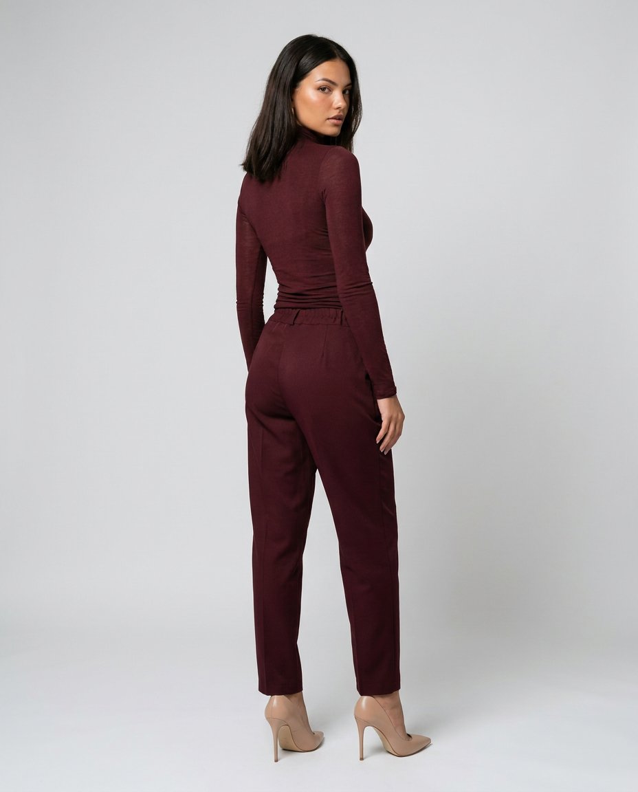 Bluză elegantă din cașmir pentru femei, Made in Italy, cu material ușor transparent, moale și delicat, croială versatilă și design modern. Bluză damă premium potrivită pentru outfituri office, casual și elegante, combinată cu pantaloni largi, jeanși, fuste sau sacouri, alegerea perfectă pentru un look sofisticat, feminin și confortabil în orice sezon.