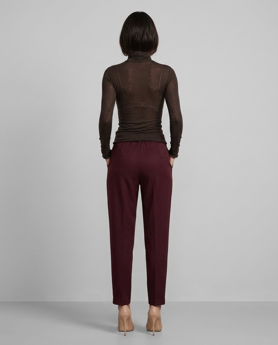 Bluză damă maro din cașmir fin Made in Italy, cu design minimalist și textură ușor transparentă, realizată din material premium delicat și plăcut la atingere. Pulover subțire pentru femei, ideal pentru ținute office, business casual și elegante, ușor de asortat cu pantaloni, fuste midi, cardigane, paltoane și jachete moderne pentru un look rafinat.