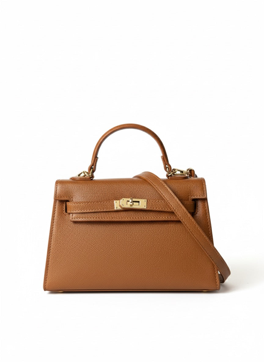 Geantă crossbody camel pentru damă din piele ecologică, cu curea ajustabilă, design modern și finisaje elegante. Poșetă practică pentru femei, perfectă pentru outfituri casual, business, office, vacanțe, shopping și evenimente speciale.