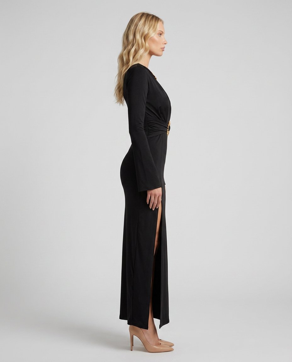 Rochie maxi neagră elegantă pentru femei, cu decolteu în V, șliț lateral înalt și detalii aurii decorative care evidențiază armonios silueta. Rochie de ocazie pentru damă, ideală pentru petreceri elegante, recepții, ceremonii și aniversări.