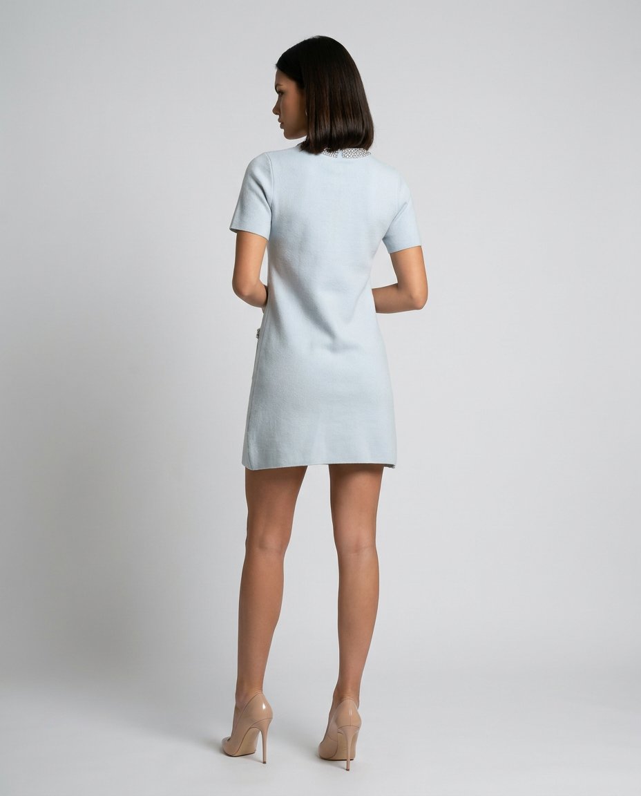 Rochie damă tricotată albastru deschis cu mâneci scurte, croială dreaptă și buzunare cu detalii strălucitoare, creată pentru femeile care își doresc confort și eleganță într-o singură piesă. Rochie casual elegantă pentru birou, ieșiri și evenimente de zi.