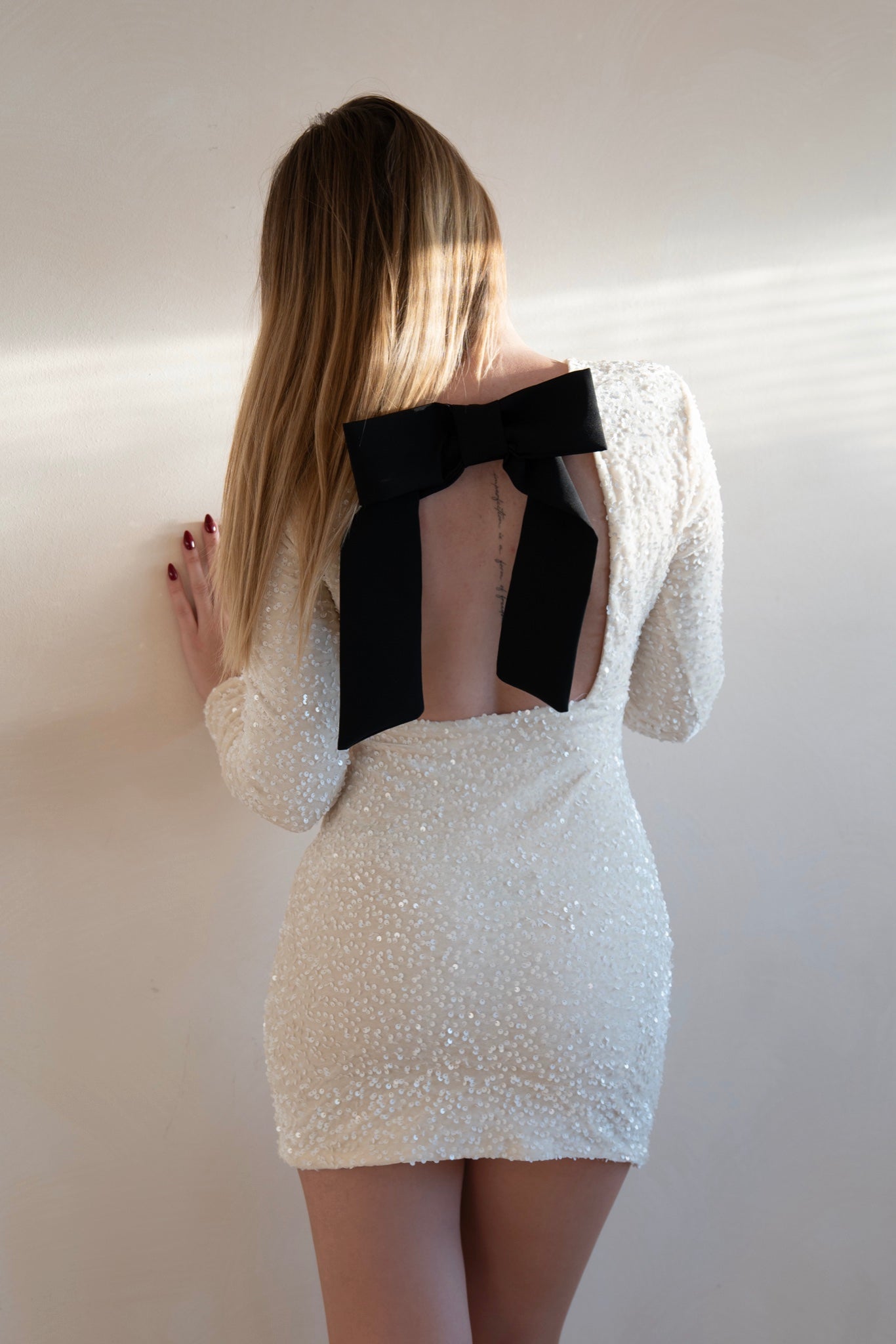 Rochie Mini cu Paiete și Fundă la Spate