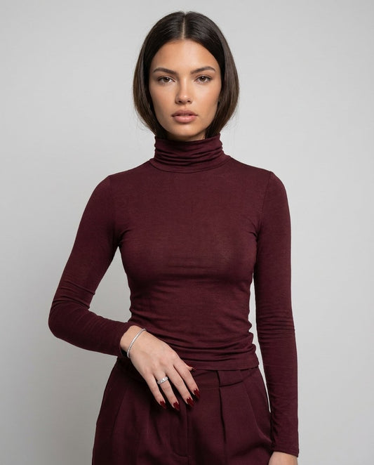 Bluză transparentă din cașmir pentru damă, Made in Italy, cu croială lejeră și material fin, moale și confortabil, ideală pentru ținute elegante, casual chic și office. Bluză damă premium ușor transparentă, perfectă pentru purtare peste top, cu pantaloni, fuste, jeanși sau sacouri, potrivită pentru sezonul primăvară, toamnă și serile răcoroase de vară.