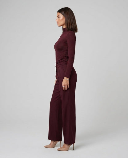 Pulover damă transparent din cașmir Made in Italy, cu croială modernă și lejeră, perfect pentru femeile care caută îmbrăcăminte elegantă și confortabilă. Bluză premium pentru ținute casual, business și smart casual, realizată din material fin și respirabil, ideală pentru birou, ieșiri în oraș, vacanțe sau evenimente relaxate, ușor de integrat în orice stil vestimentar.