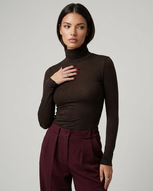Bluză transparentă maro din cașmir pentru damă, Made in Italy, cu croială lejeră și material fin, moale și confortabil, ideală pentru ținute elegante, casual chic și office. Bluză damă premium cu efect discret transparent, perfectă pentru a fi purtată peste un top, alături de pantaloni eleganți, jeanși, fuste sau sacouri, potrivită pentru sezonul de primăvară, toamnă și iarnă.