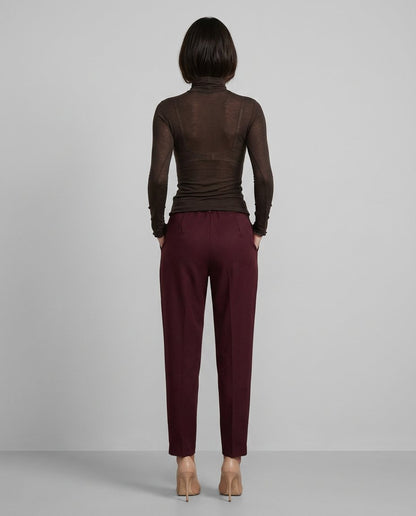Bluză damă maro din cașmir fin Made in Italy, cu design minimalist și textură ușor transparentă, realizată din material premium delicat și plăcut la atingere. Pulover subțire pentru femei, ideal pentru ținute office, business casual și elegante, ușor de asortat cu pantaloni, fuste midi, cardigane, paltoane și jachete moderne pentru un look rafinat.
