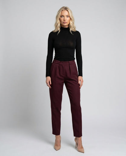 Bluză damă neagră din cașmir fin Made in Italy, cu design minimalist și textură ușor transparentă, realizată din material premium delicat și plăcut la atingere. Pulover subțire pentru femei, ideal pentru ținute office, business casual și elegante, ușor de asortat cu pantaloni, fuste midi, cardigane și jachete moderne