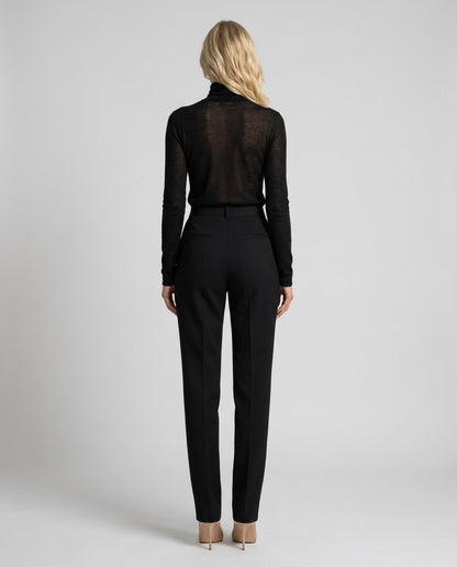 Pulover negru transparent din cașmir pentru femei, Made in Italy, cu croială modernă și confortabilă, creat pentru un look elegant și sofisticat. Bluză premium pentru ținute casual, smart casual și office, realizată din material respirabil și fin, perfectă pentru birou, ieșiri în oraș, vacanțe sau evenimente relaxate, oferind confort și stil în fiecare zi.