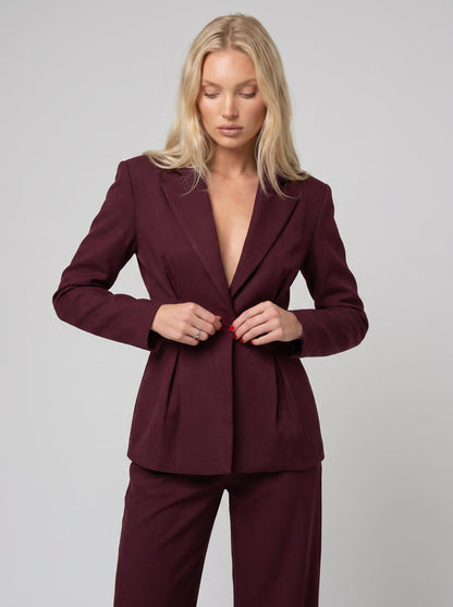 Costum damă vișiniu cu sacou cambrat și pantaloni eleganți largi, realizat din material confortabil și cu design modern. Compleu elegant pentru femei, potrivit pentru ținute office, business casual, evenimente, nunți, botezuri, petreceri și ceremonii.
