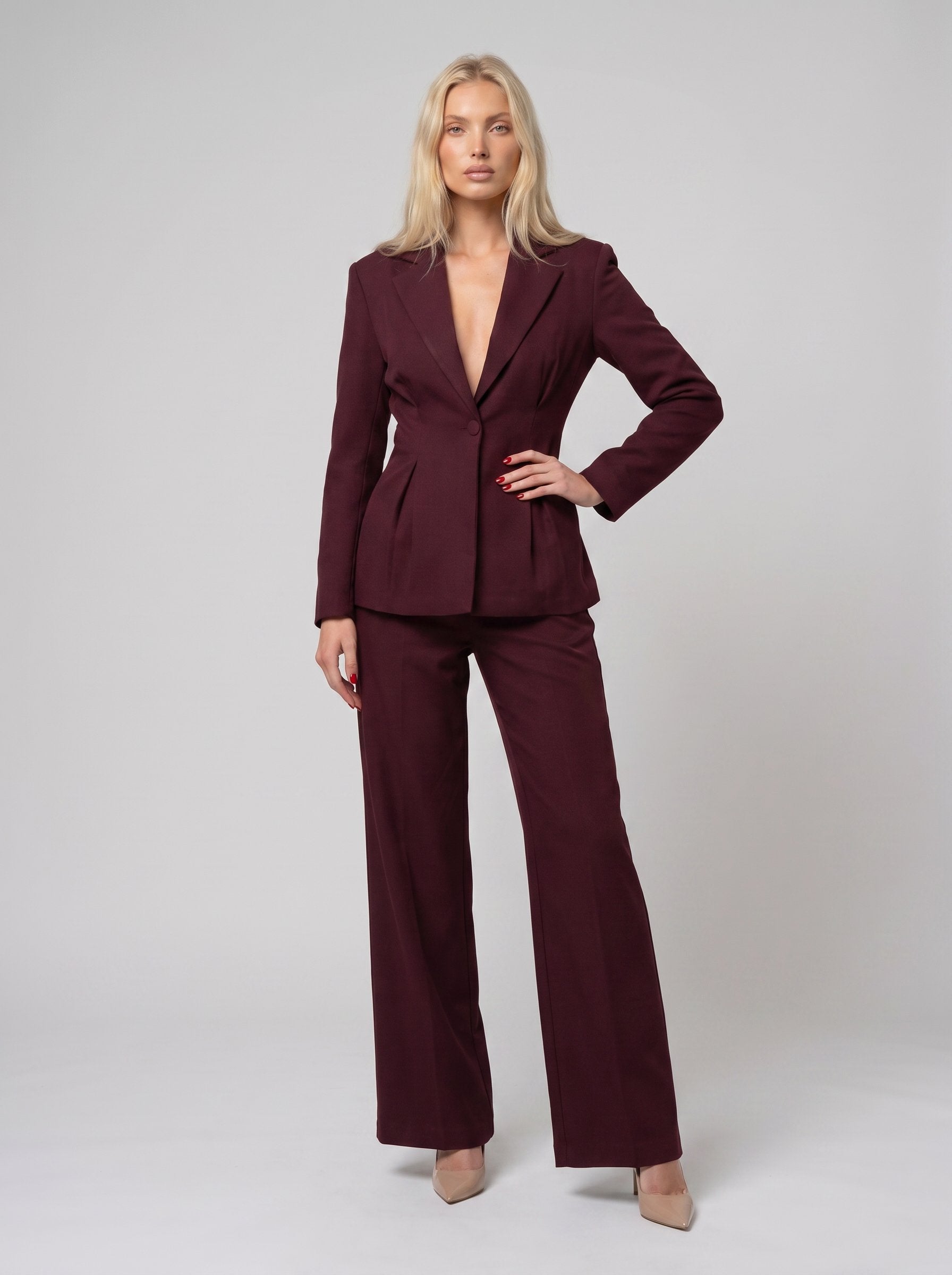 Compleu vișiniu elegant pentru femei, compus din sacou structurat și pantaloni lungi cu croială amplă, ideal pentru outfituri sofisticate și rafinate. Costum damă pentru birou, întâlniri de afaceri, petreceri, evenimente și ținute elegante de zi sau de seară.
