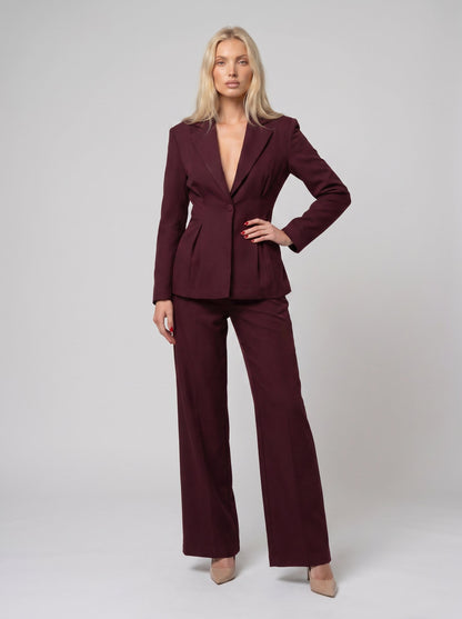 Compleu vișiniu elegant pentru femei, compus din sacou structurat și pantaloni lungi cu croială amplă, ideal pentru outfituri sofisticate și rafinate. Costum damă pentru birou, întâlniri de afaceri, petreceri, evenimente și ținute elegante de zi sau de seară.