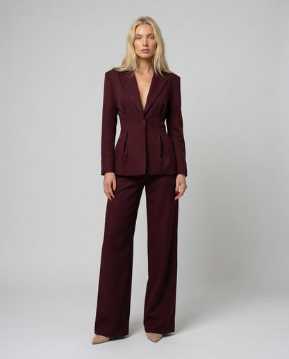 Set elegant damă vișiniu cu sacou cambrat și pantaloni largi, conceput pentru un look feminin și modern. Compleu office și elegant pentru femei, ușor de asortat cu pantofi cu toc, cămăși, topuri sau accesorii premium, potrivit în orice sezon.