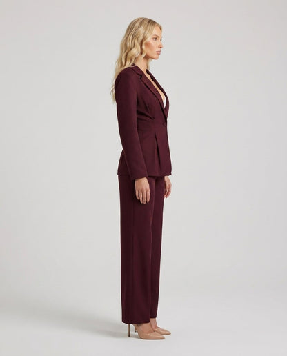Compleu damă vișiniu cu pantaloni largi și sacou elegant cambrat, perfect pentru femeile care caută un costum modern, confortabil și versatil. Ideal pentru ținute office, business, elegante, evenimente speciale, petreceri și garderoba premium a femeii moderne.
