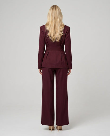 Compleu damă vișiniu cu pantaloni largi și sacou elegant cambrat, perfect pentru femeile care caută un costum modern, confortabil și versatil. Ideal pentru ținute office, business, elegante, evenimente speciale, petreceri și garderoba premium a femeii moderne.