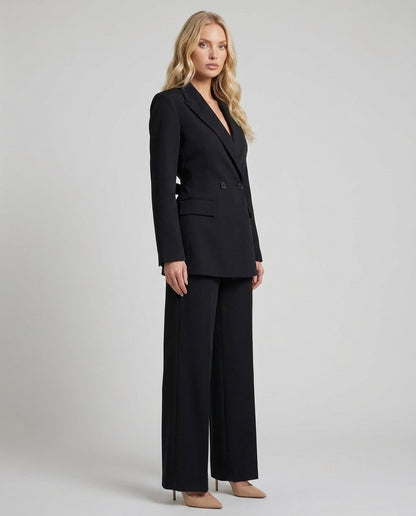 Costum damă negru format din sacou cambrat cu fundă decorativă la spate și pantaloni lungi cu croială largă, perfect pentru outfituri business, office și elegante. Compleu feminin potrivit pentru evenimente, ceremonii, petreceri și garderoba modernă a femeii.