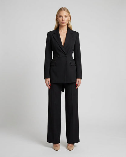 Compleu elegant negru pentru damă cu sacou cambrat și pantaloni largi, costum office modern pentru femei, ideal pentru birou, întâlniri de afaceri, evenimente speciale, petreceri și ținute elegante. Design feminin, confortabil și ușor de asortat cu pantofi cu toc sau accesorii premium.