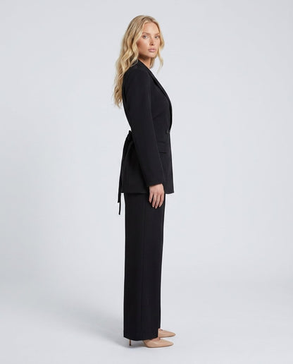 Compleu negru pentru femei cu sacou elegant și pantaloni largi, realizat într-o croială modernă care avantajează silueta. Costum damă ideal pentru birou, întâlniri importante, evenimente, ținute smart casual și ocazii speciale, oferind confort și eleganță pe tot parcursul zilei.
