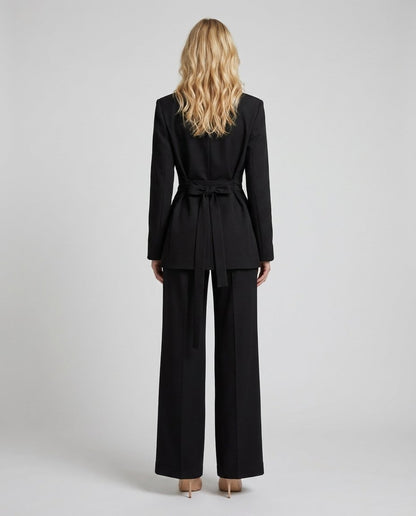 Set elegant negru pentru damă compus din sacou cambrat și pantaloni evazați cu croială amplă, recomandat pentru ținute office, business casual, cocktail, petreceri și evenimente elegante. Costum feminin modern, ușor de purtat atât împreună, cât și separat.