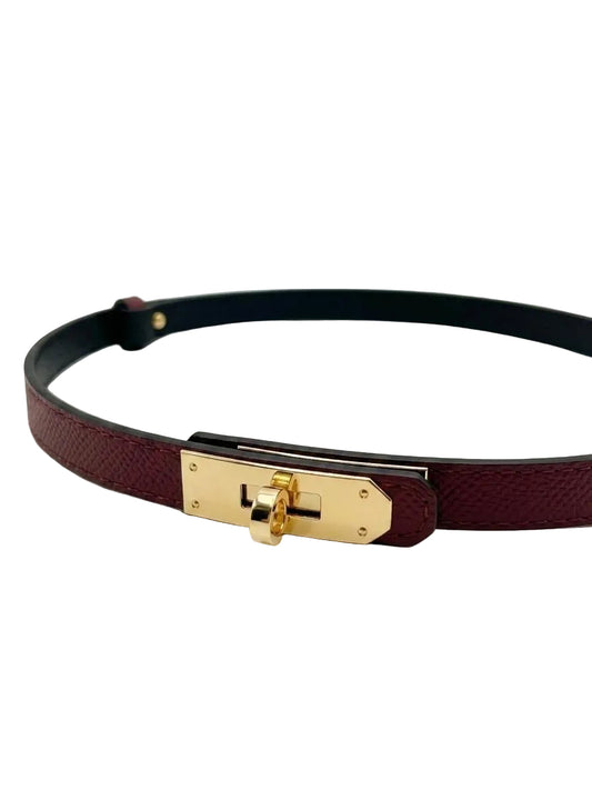 Curea damă bordo din piele naturală premium, Made in Italy, cu cataramă aurie elegantă și lungime reglabilă între 63 și 115 cm. Curea pentru femei ideală pentru rochii, pantaloni, blugi, fuste și sacouri, potrivită pentru ținute casual, office și elegante.
