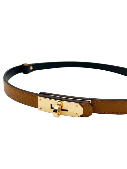 Curea damă camel din piele naturală premium, Made in Italy, cu cataramă aurie elegantă și lungime reglabilă între 63 și 115 cm. Curea pentru femei ideală pentru rochii, pantaloni, blugi, fuste și sacouri, potrivită pentru ținute casual, office și elegante.
