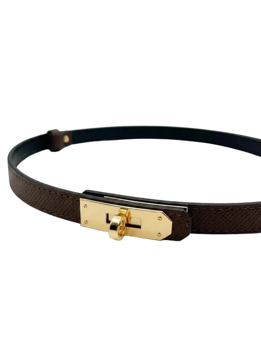 Curea damă maro închis din piele naturală premium, Made in Italy, cu cataramă aurie elegantă și lungime reglabilă între 63 și 115 cm. Curea pentru femei ideală pentru rochii, pantaloni, blugi, fuste și sacouri, potrivită pentru ținute casual, office și elegante.
