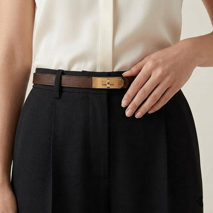 Curea din piele naturală maro închis pentru femei, fabricată în Italia, cu accesorii metalice aurii și design modern, ușor de asortat cu orice ținută. Curea damă premium pentru rochii, jeans, pantaloni eleganți, fuste și outfituri office sau smart casual.