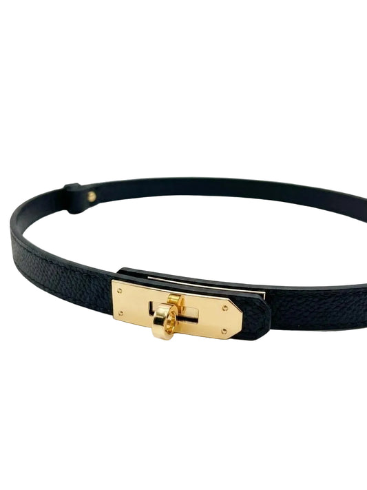 Curea damă neagră din piele naturală premium, Made in Italy, cu cataramă aurie elegantă și lungime reglabilă între 63 și 115 cm. Curea pentru femei ideală pentru rochii, pantaloni, blugi, fuste și sacouri, potrivită pentru ținute casual, office și elegante.
