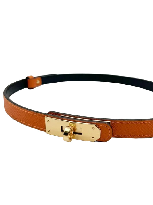 Curea damă portocalie din piele naturală premium, Made in Italy, cu cataramă aurie elegantă și lungime reglabilă între 63 și 115 cm. Curea pentru femei ideală pentru rochii, pantaloni, blugi, fuste și sacouri, potrivită pentru ținute casual, office și elegante.