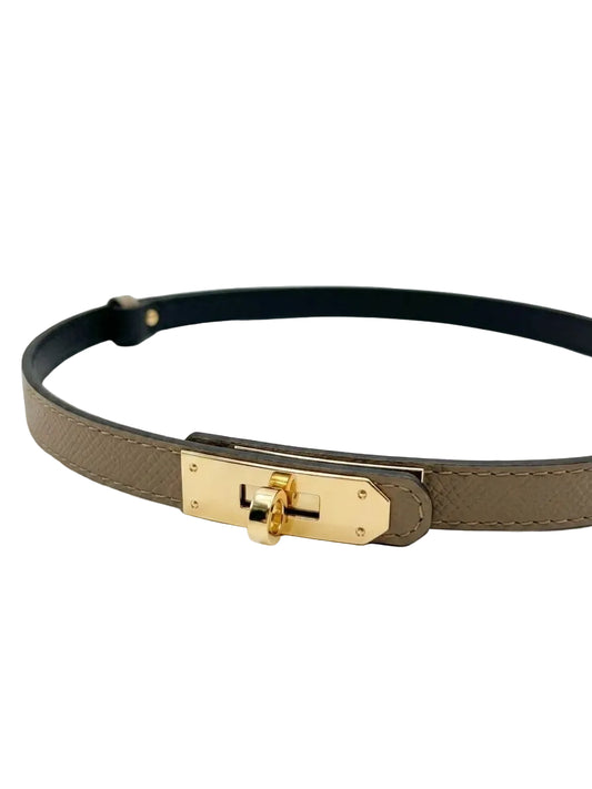 Curea damă taupe din piele naturală premium, Made in Italy, cu cataramă aurie elegantă și lungime reglabilă între 63 și 115 cm. Curea pentru femei ideală pentru rochii, pantaloni, blugi, fuste și sacouri, potrivită pentru ținute casual, office și elegante.
