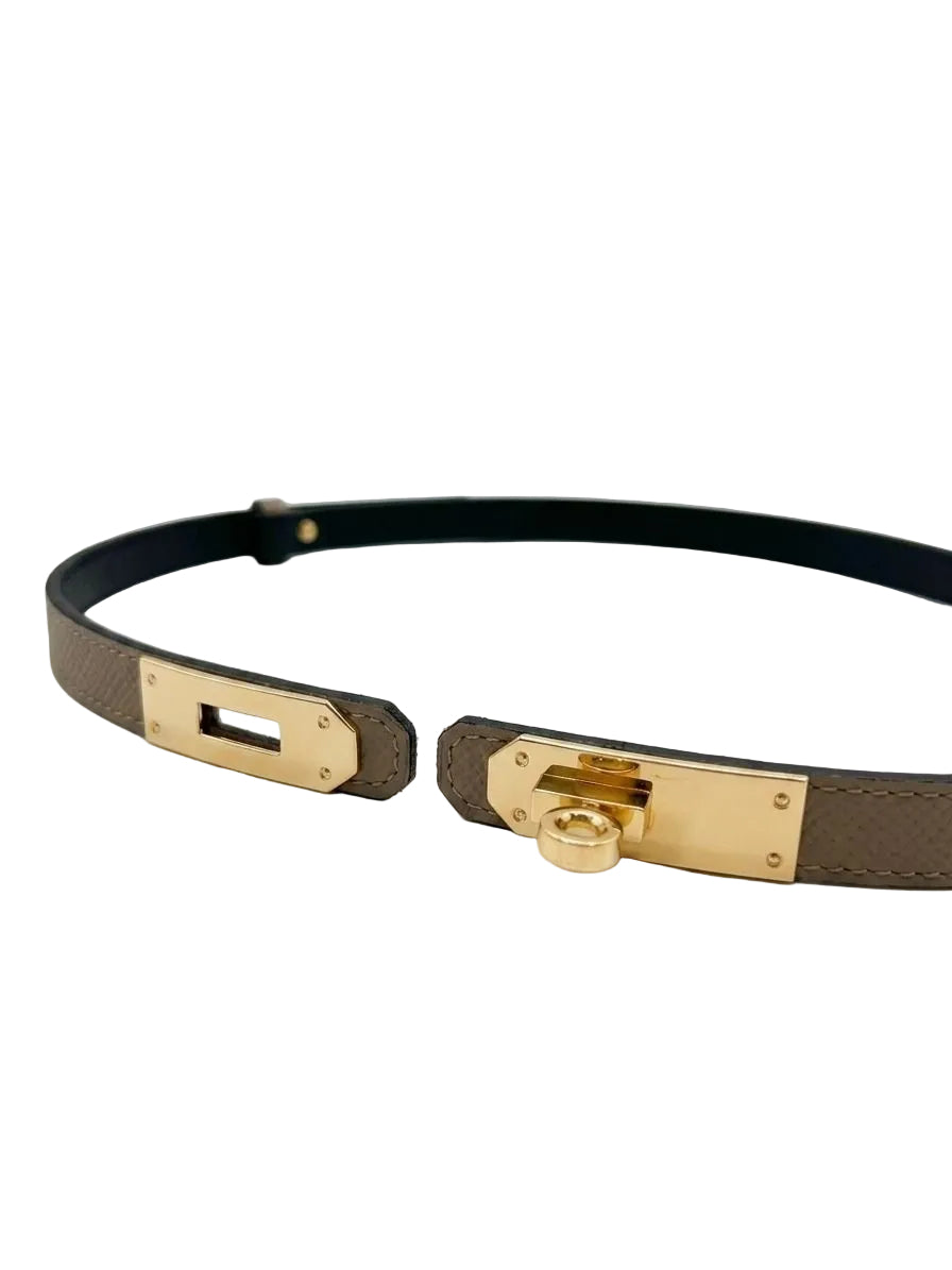Curea din piele naturală taupe pentru femei, fabricată în Italia, cu accesorii metalice aurii și design modern, ușor de asortat cu orice ținută. Curea damă premium pentru rochii, jeans, pantaloni eleganți, fuste și outfituri office sau smart casual.
