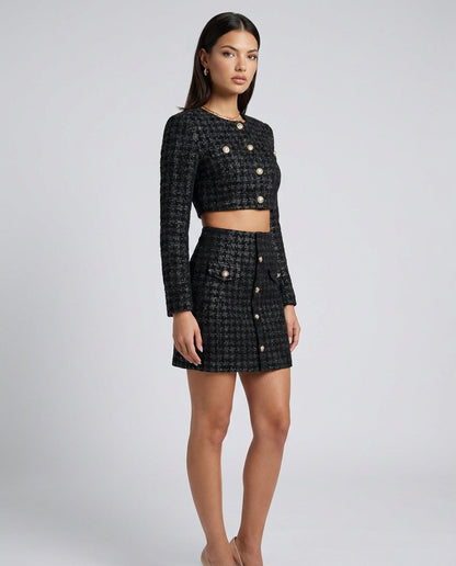 Fustă elegantă din tweed negru pentru damă, cu nasturi aurii decorativi și buzunare frontale, ideală pentru ținute office, business casual și elegante. Fustă scurtă premium pentru femei, ușor de asortat cu sacouri, cămăși, pulovere fine sau topuri sofisticate.
Alt
