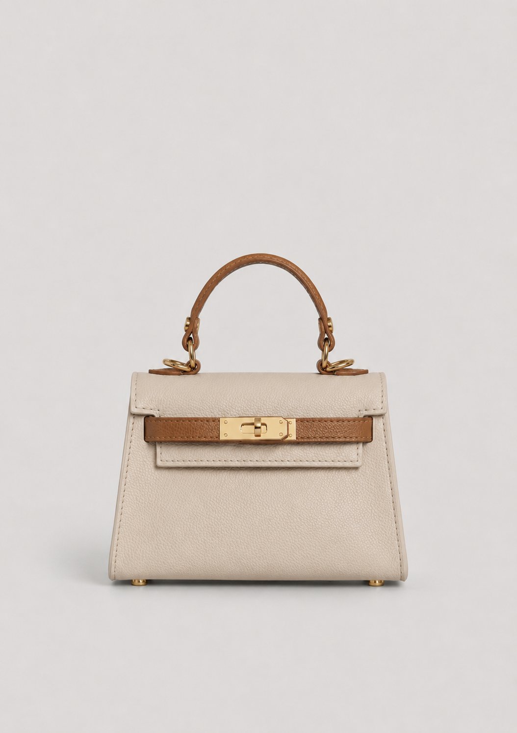 Geantă elegantă bicolor crem și camel din piele naturală pentru damă, cu finisaje premium, accesorii aurii și compartiment interior practic. Poșetă Made in Italy, ideală pentru ținute de zi, office, întâlniri, petreceri și stil casual elegant.