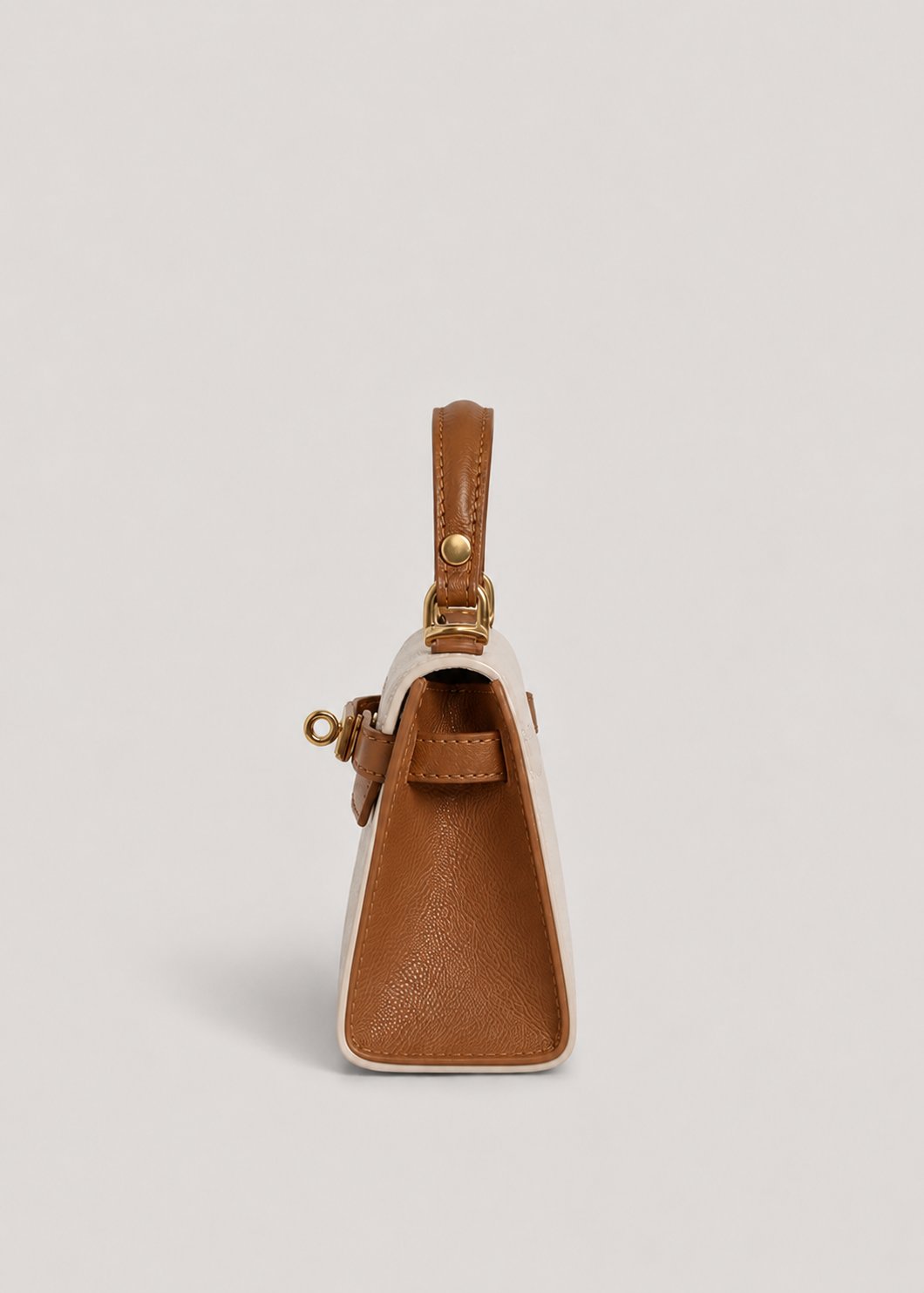 Poșetă din piele naturală bicolor crem și camel pentru damă, cu curea reglabilă, închidere twist-lock și dimensiuni compacte de 21 × 14 cm. Geantă premium pentru femei, recomandată pentru rochii, sacouri, pantaloni eleganți și ținute moderne.