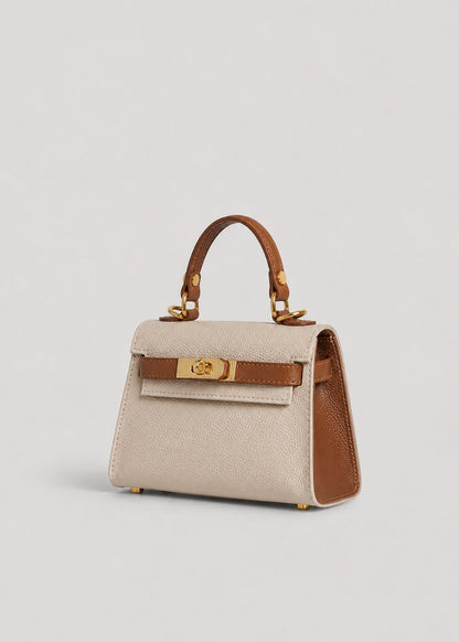 Geantă damă bicolor crem și camel din piele naturală, fabricată în Italia, cu accesorii metalice aurii, compartiment interior practic și curea ajustabilă pentru purtare pe umăr sau crossbody. Poșetă elegantă pentru femei, potrivită pentru birou, oraș și ocazii speciale.