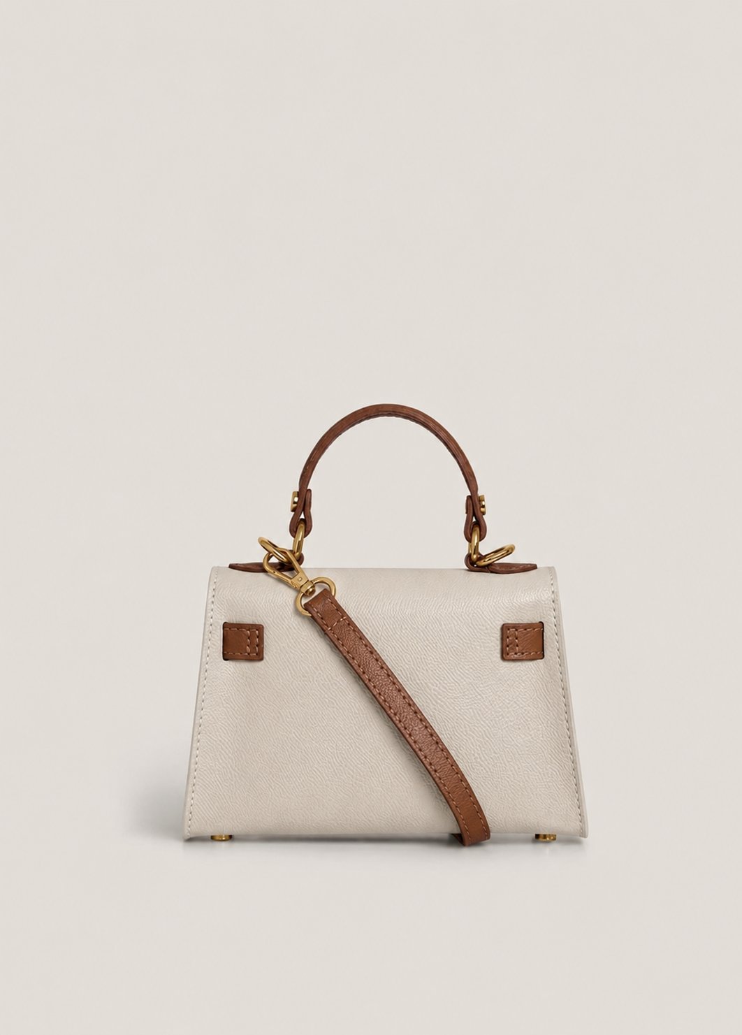 Geantă premium bicolor crem și camel pentru femei, realizată din piele naturală italiană, cu curea detașabilă, accesorii aurii și design sofisticat. Poșetă Made in Italy pentru damă, perfectă pentru office, city break, ieșiri în oraș și evenimente elegante.