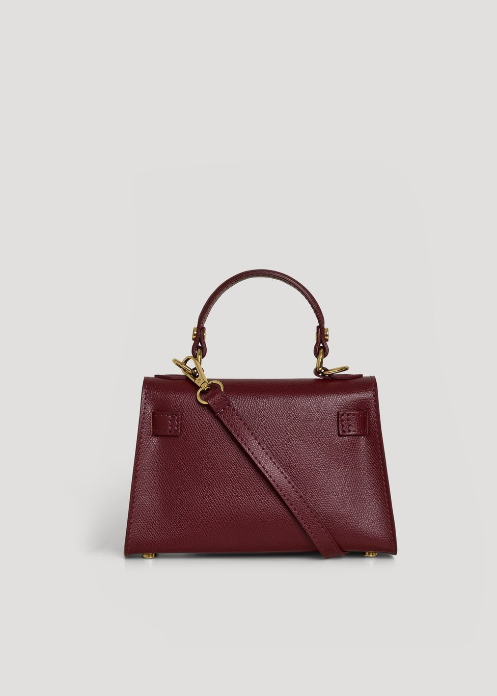Geantă elegantă bordo din piele naturală pentru damă, cu textură catifelată, finisaje premium, accesorii aurii și compartiment interior practic. Poșetă Made in Italy, ideală pentru ținute de zi, office, întâlniri, petreceri și stil casual elegant.