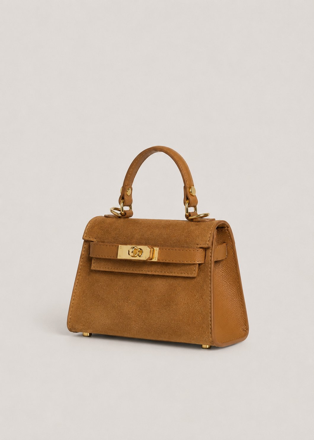 Geantă elegantă camel din piele naturală întoarsă pentru damă, cu textură catifelată, finisaje premium, accesorii aurii și compartiment interior practic. Poșetă Made in Italy, ideală pentru ținute de zi, office, întâlniri, petreceri și stil casual elegant.