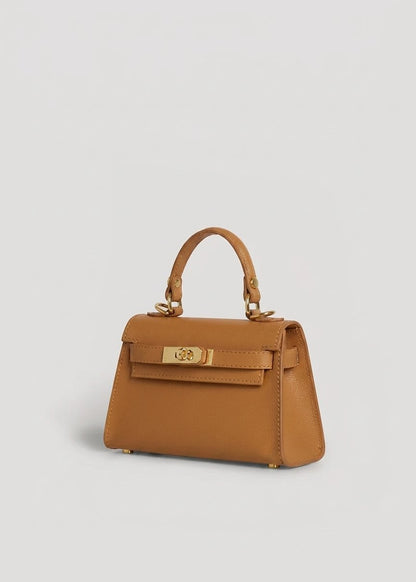 Geantă elegantă camel din piele naturală întoarsă pentru damă, cu textură catifelată, finisaje premium, accesorii aurii și compartiment interior practic. Poșetă Made in Italy, ideală pentru ținute de zi, office, întâlniri, petreceri și stil casual elegant.