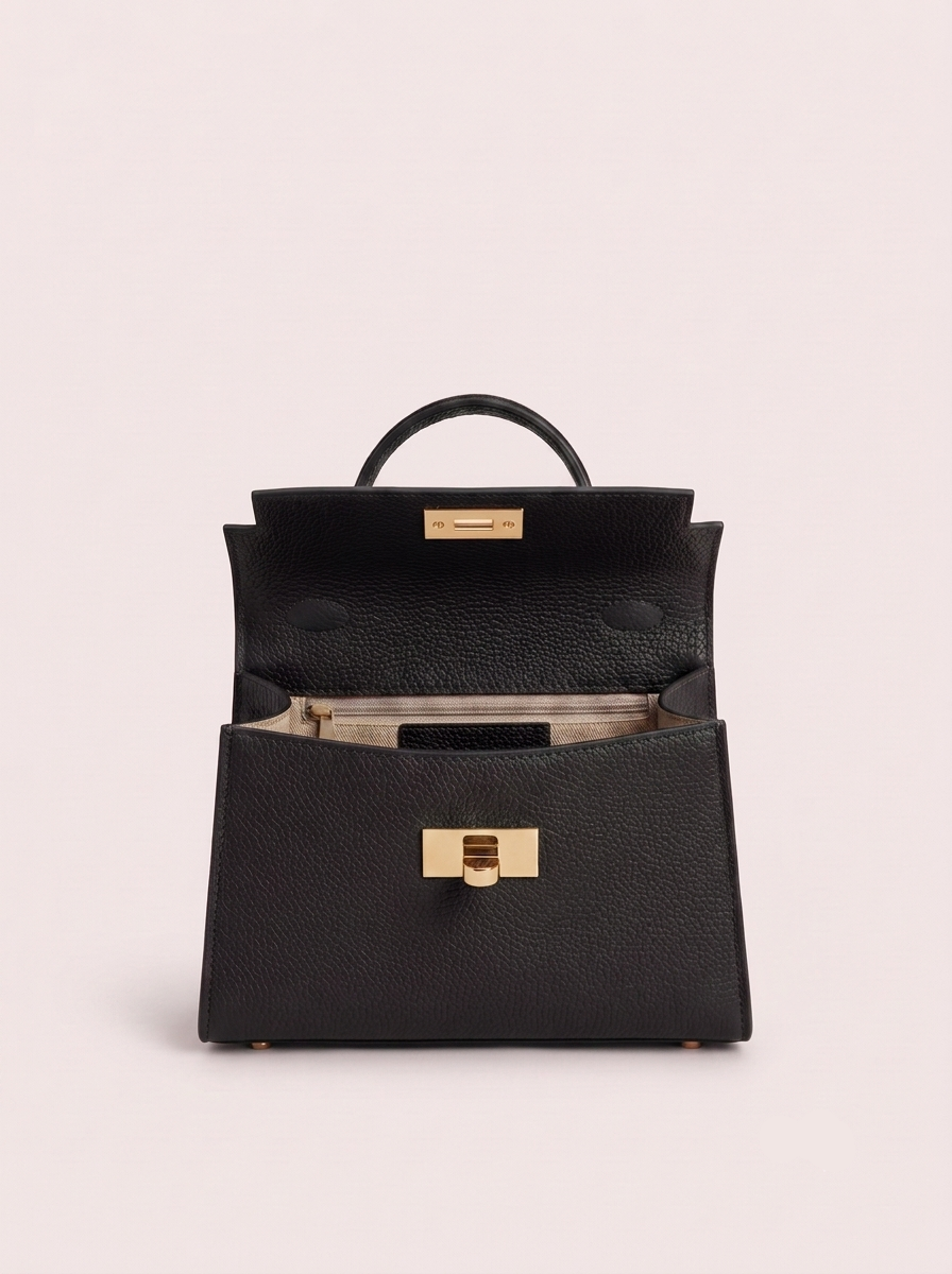 Geantă crossbody neagră din piele naturală pentru damă, cu curea detașabilă, formă trapezoidală structurată și închidere frontală aurie. Poșetă italiană elegantă pentru rochii, sacouri, pantaloni și ținute feminine de zi sau de seară.