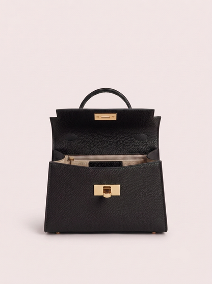 Geantă crossbody neagră din piele naturală pentru damă, cu curea detașabilă, formă trapezoidală structurată și închidere frontală aurie. Poșetă italiană elegantă pentru rochii, sacouri, pantaloni și ținute feminine de zi sau de seară.