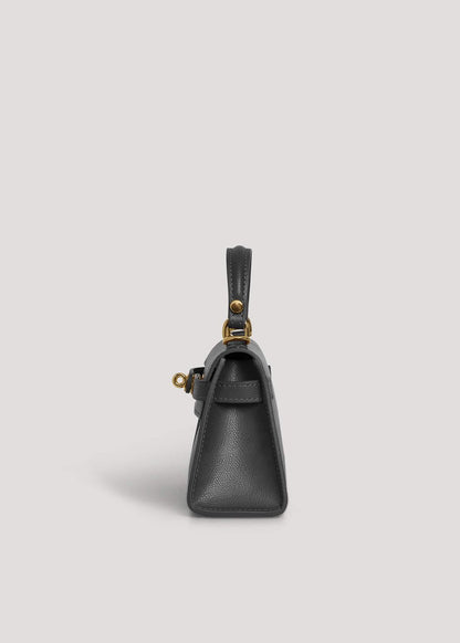 Geantă elegantă neagră din piele naturală întoarsă pentru damă, cu textură catifelată, finisaje premium, accesorii aurii și compartiment interior practic. Poșetă Made in Italy, ideală pentru ținute de zi, office, întâlniri, petreceri și stil casual elegant.