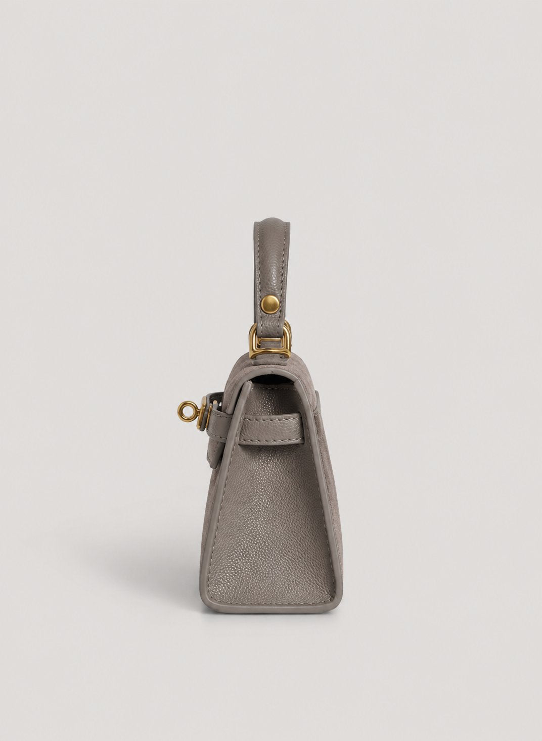 Geantă elegantă taupe din piele naturală întoarsă pentru damă, cu textură catifelată, finisaje premium, accesorii aurii și compartiment interior practic. Poșetă Made in Italy, ideală pentru ținute de zi, office, întâlniri, petreceri și stil casual elegant.