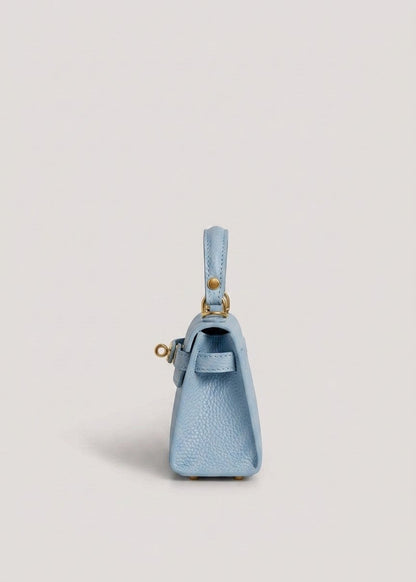 Geantă elegantă turcoaz din piele naturală întoarsă pentru damă, cu textură catifelată, finisaje premium, accesorii aurii și compartiment interior practic. Poșetă Made in Italy, ideală pentru ținute de zi, office, întâlniri, petreceri și stil casual elegant.