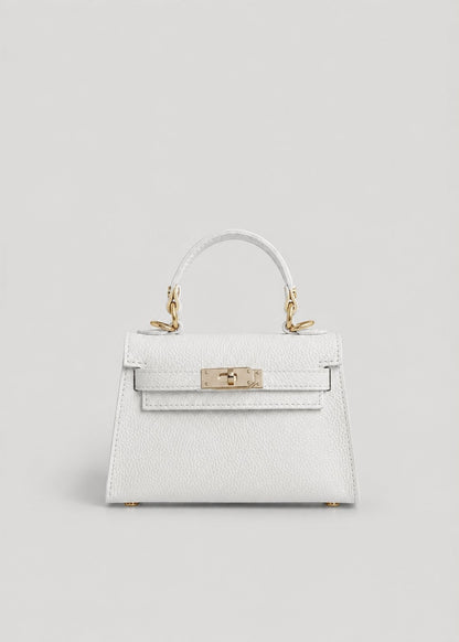 Geantă damă din piele naturală întoarsă albă, fabricată în Italia, cu accesorii metalice aurii, compartiment interior practic și curea ajustabilă pentru purtare pe umăr sau crossbody. Poșetă elegantă din piele velur pentru femei, potrivită pentru birou, oraș și ocazii speciale.