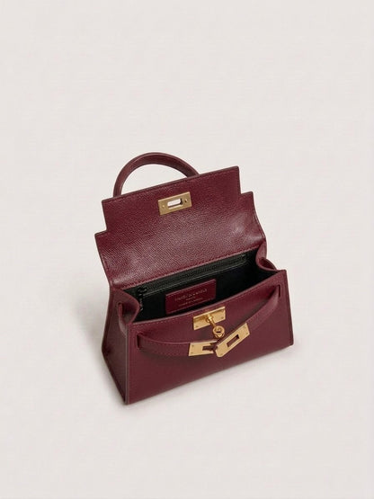 Geantă damă din piele naturală bordo, fabricată în Italia, cu accesorii metalice aurii, compartiment interior practic și curea ajustabilă pentru purtare pe umăr sau crossbody. Poșetă elegantă din piele velur pentru femei, potrivită pentru birou, oraș și ocazii speciale.