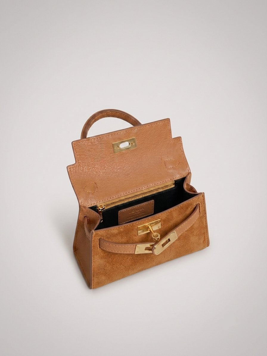 Geantă damă din piele naturală întoarsă camel, fabricată în Italia, cu accesorii metalice aurii, compartiment interior practic și curea ajustabilă pentru purtare pe umăr sau crossbody. Poșetă elegantă din piele velur pentru femei, potrivită pentru birou, oraș și ocazii speciale.