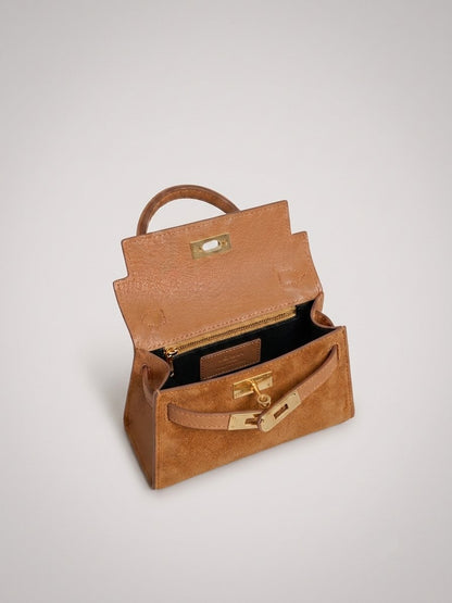 Geantă damă din piele naturală întoarsă camel, fabricată în Italia, cu accesorii metalice aurii, compartiment interior practic și curea ajustabilă pentru purtare pe umăr sau crossbody. Poșetă elegantă din piele velur pentru femei, potrivită pentru birou, oraș și ocazii speciale.