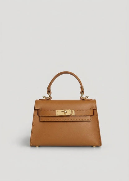 Geantă damă din piele naturală întoarsă camel, fabricată în Italia, cu accesorii metalice aurii, compartiment interior practic și curea ajustabilă pentru purtare pe umăr sau crossbody. Poșetă elegantă din piele velur pentru femei, potrivită pentru birou, oraș și ocazii speciale.