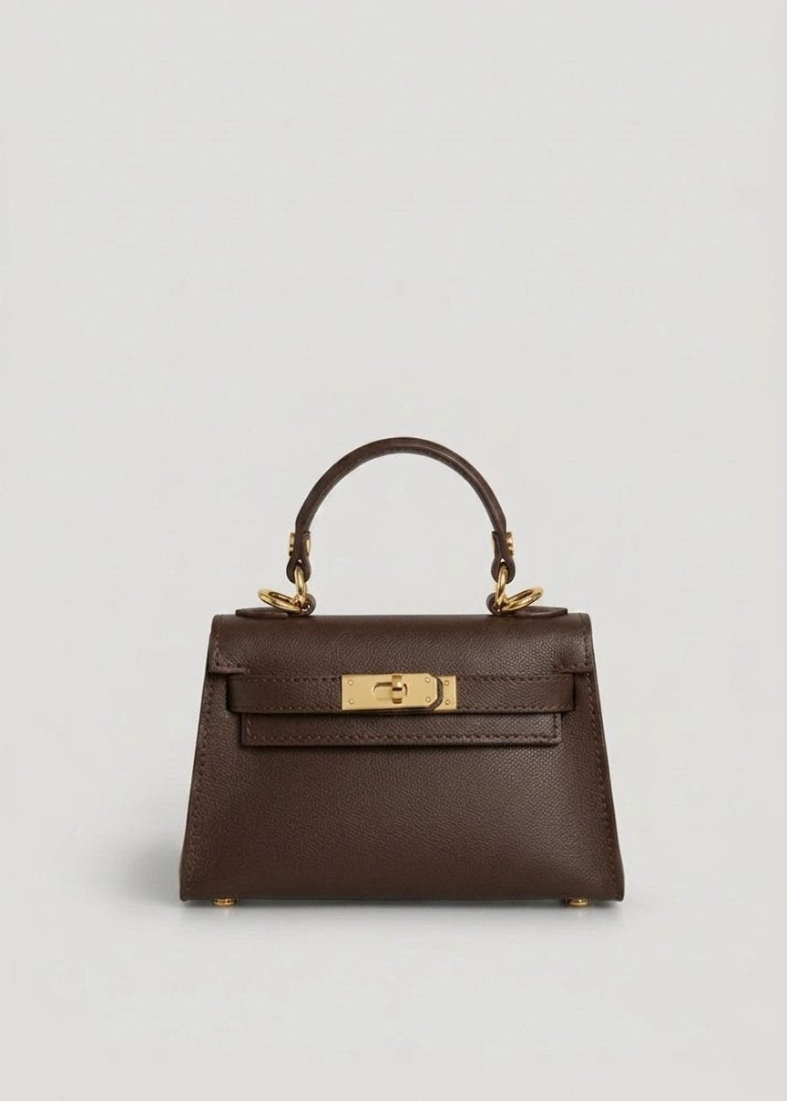 Geantă damă din piele naturală maro închis, fabricată în Italia, cu accesorii metalice aurii, compartiment interior practic și curea ajustabilă pentru purtare pe umăr sau crossbody. Poșetă elegantă pentru femei, potrivită pentru birou, oraș și ocazii speciale.